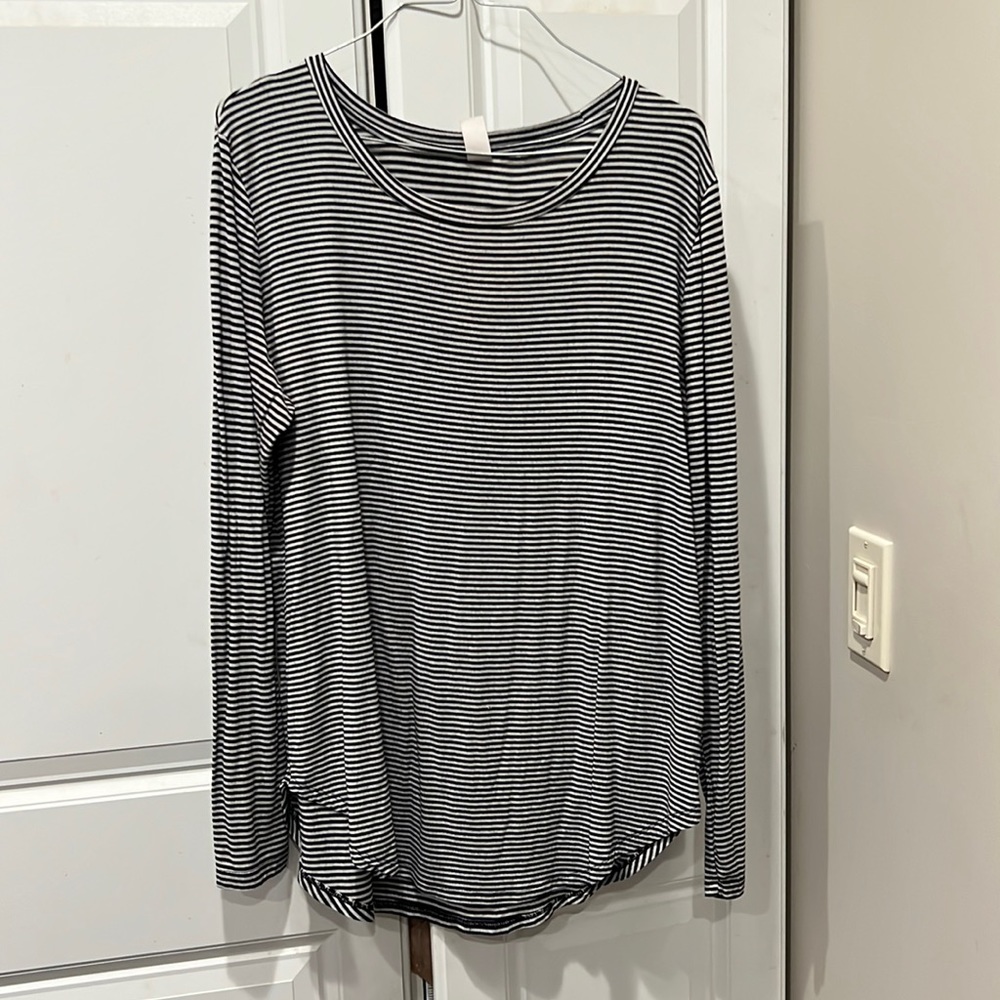 Xl long sleeve black and white strip shirt